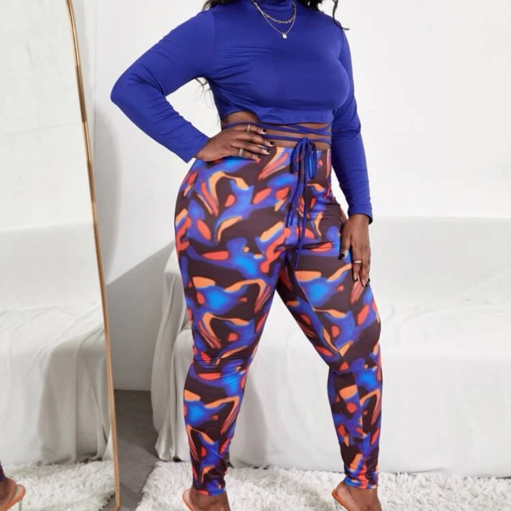 SHEIN SEXY plus mock neck crisscross knot front crop tee& graphic print leggings